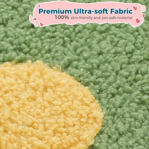 10004 Close-up of soft plush material and climbing platform on green cactus cat tree