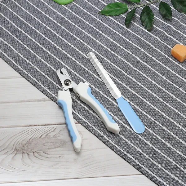 10004 Pet owner trimming dog’s nails using ergonomic nail clippers – ideal for grooming salons and retail use