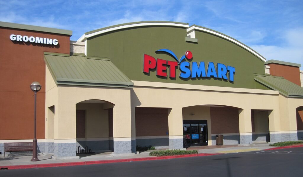 From Corner Store to Neighborhood Empire: How PetSmart’s Service Revolution Inspires Small Pet Retailers – and How JustForPetStore Makes It Possible