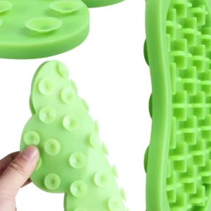 5457d11d8023f2bea1aa6f7f0cba8581 Close-up of silicone lick mat texture showing suction cups and anti-slip surface for slow feeding and bath distraction use