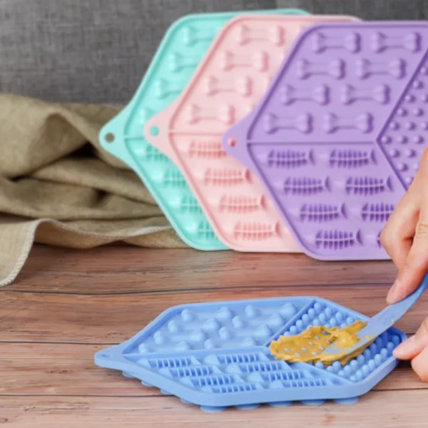 dfwwm0109366-05.webp Silicone Pet Slow-Feeding Plate with Suction Cup Anti-Choking Licking Mat – product view 5