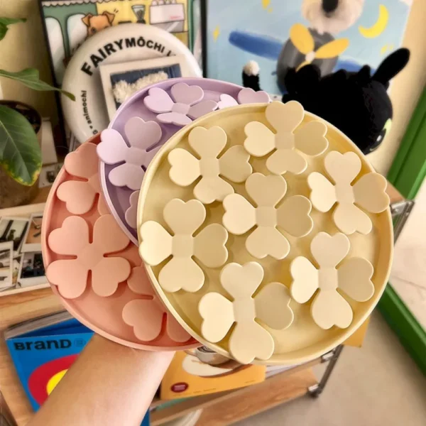 dfwwm0110277-03.webp Petal-Shaped Dog Licking Mat Round Pet Licking Plate Silicone Slow-Feeding Mat – product view 3