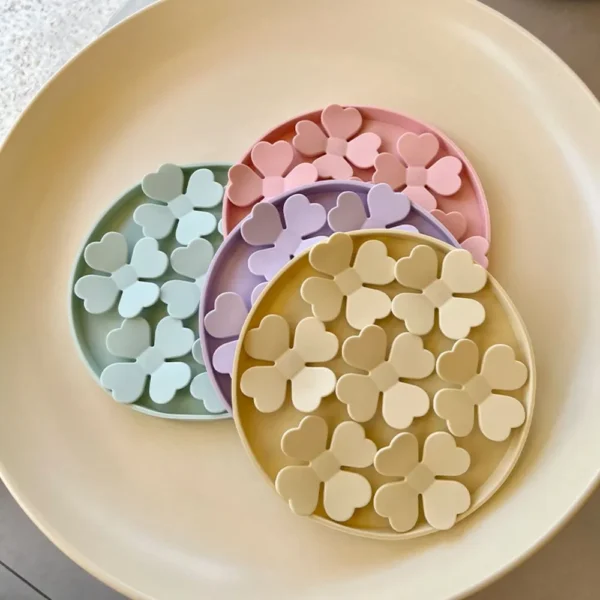 dfwwm0110277-04.webp Petal-Shaped Dog Licking Mat Round Pet Licking Plate Silicone Slow-Feeding Mat – product view 4