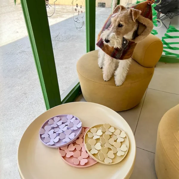 dfwwm0110277-06.webp Petal-Shaped Dog Licking Mat Round Pet Licking Plate Silicone Slow-Feeding Mat – product view 6