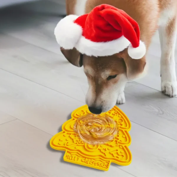 dfwwm0224584-04.webp Christmas Tree-Shaped Slowly Non-Slip Silicone Pet Lick Mat – product view 4